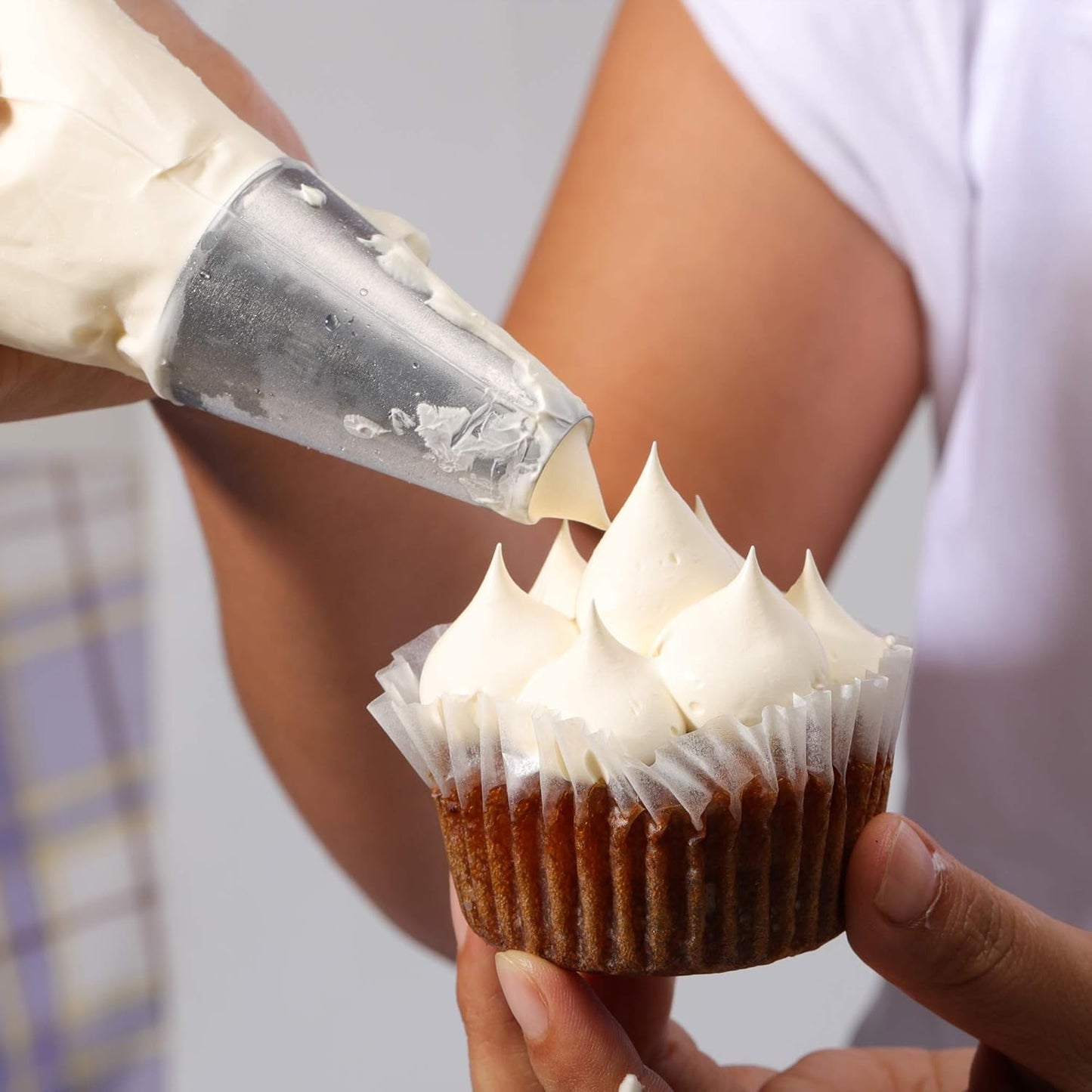 Round Piping Tip Set – 9 Stainless Steel Pastry Tips in Graduated Sizes with 20 Disposable Decorating Bags for Cupcakes, Cakes, Cookies, and Frosting Design