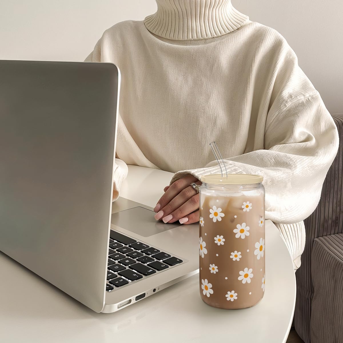 Daisy 16 Oz Can Glass Tumbler with Acrylic Lid and Straw - Iced Coffee Cups for Women, Aesthetic Glass Cup Gift for Birthday Christmas