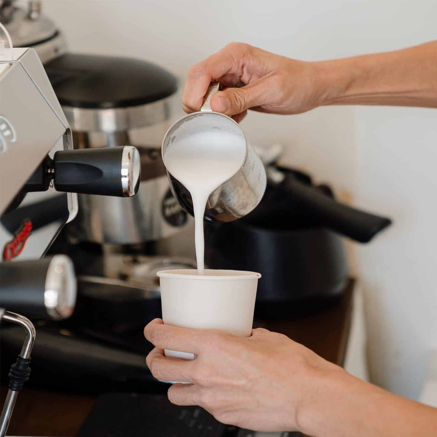 Smygoods White Disposable Paper Coffee Cups with Lids (10 OZ, 25 Count) For Hot Beverages, Tea, Espresso, Cocoa - To Go Drink Containers, Café & Office