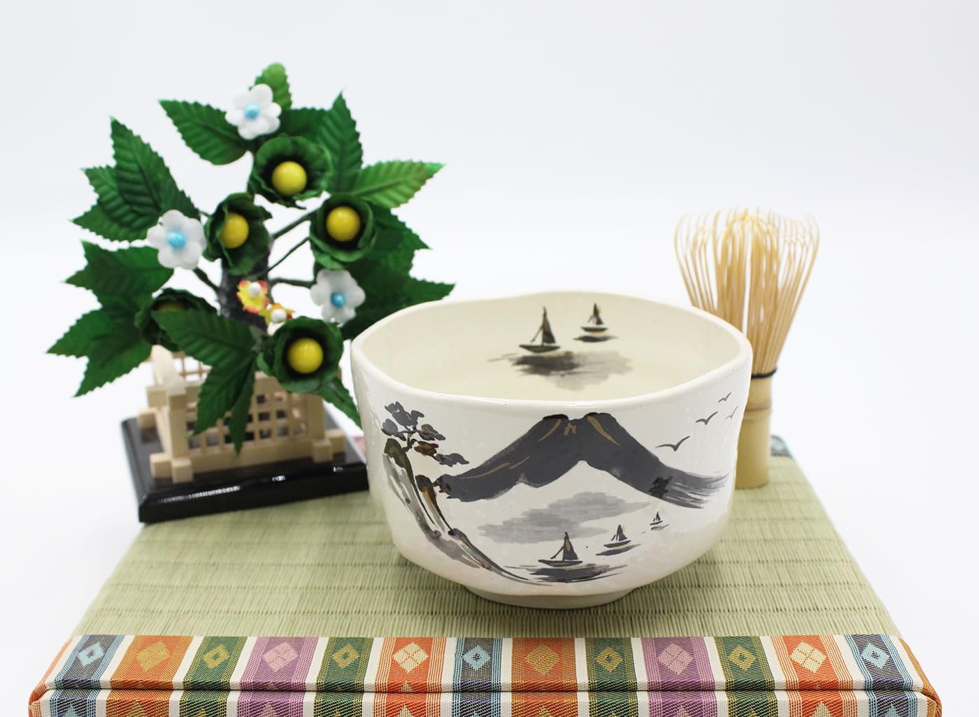 Japanese Traditional Handcrafted Matcha Chawan Tea Bowl Cup Ceremony Tableware Pottery (Kinsai Sansuiga Hiyori Wan)