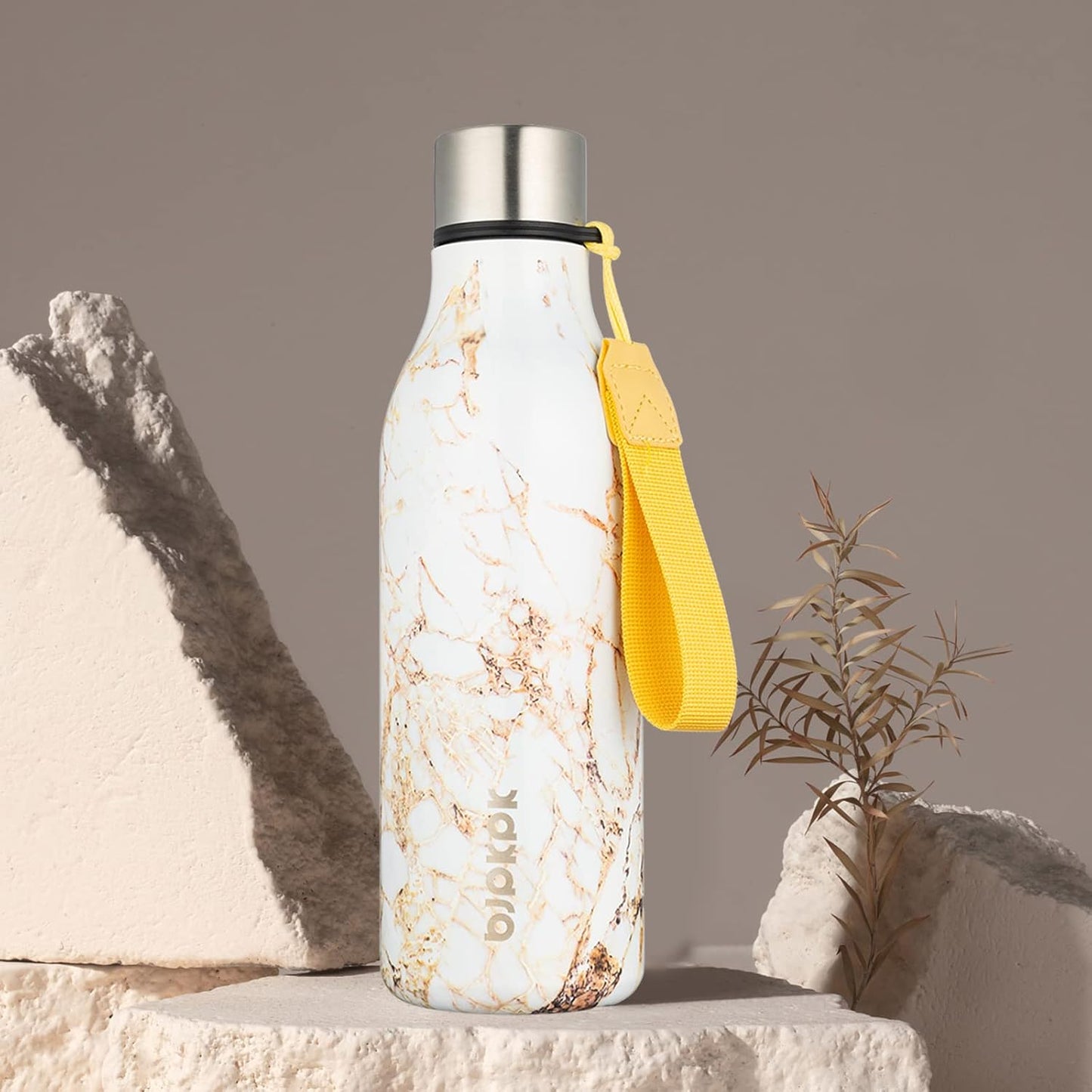 BJPKPK Insulated Water Bottles, 18 oz Stainless Steel Metal Water Bottle with Strap, BPA Free Leak Proof Thermos, Mugs, Flasks, Reusable Water Bottle for Sports & Travel, Marble-Amber