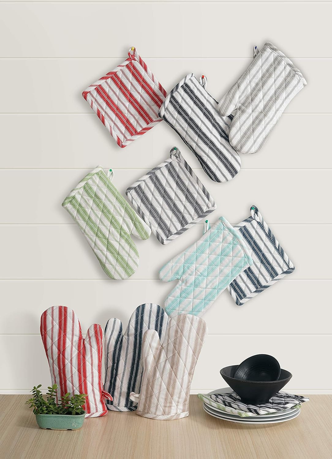 Oven Mitts & Potholder Set - Durable Heat Resistant Gloves - Thick Mittens for Kitchen - Suitable for Cooking, Baking, Grilling – BBQ - 2 Oven Mitts & 2 Potholders – Light Grey Stripes - Casa De Lan